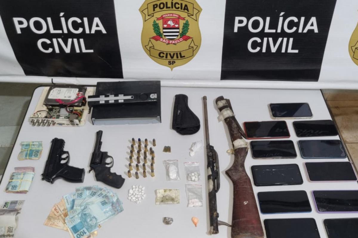 A operação contou com 12 policiais civis, distribuídos em três viaturas, além de cinco guarnições do 12º Baep de Araçatuba