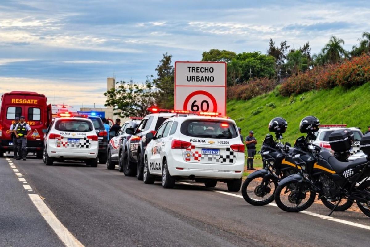 Um cerco policial foi montado e equipes de Força Tática da PM de Botucatu tentaram abordar o veículo onde estavam os suspeitos, mas houve troca de tiros e dois deles morreram baleados