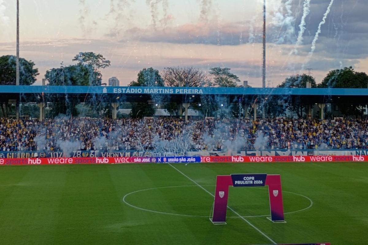 Torcida da Águia no Martins Pereira