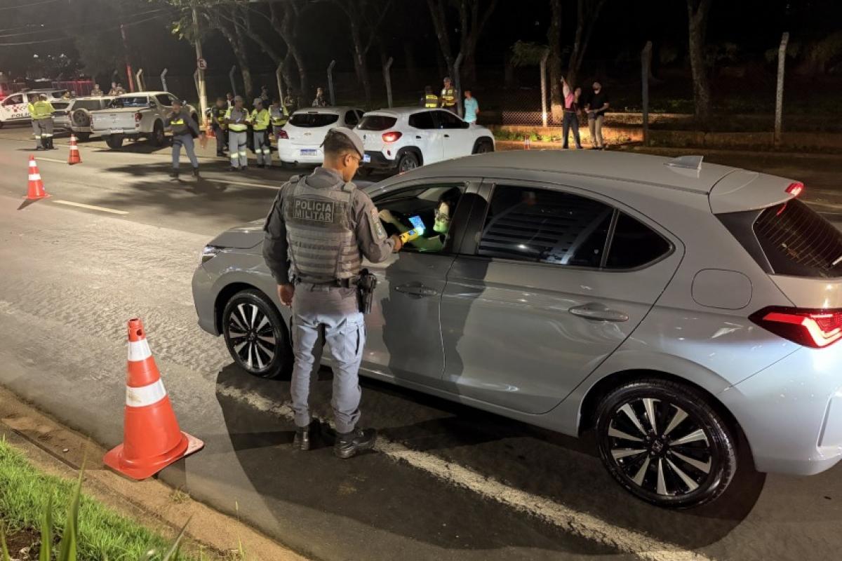 Ação da Emdec e Guarda Municipal passou pela Norte-Sul e outras regiões; fiscalização com bafômetros abordou 392 motoristas e motociclistas.
