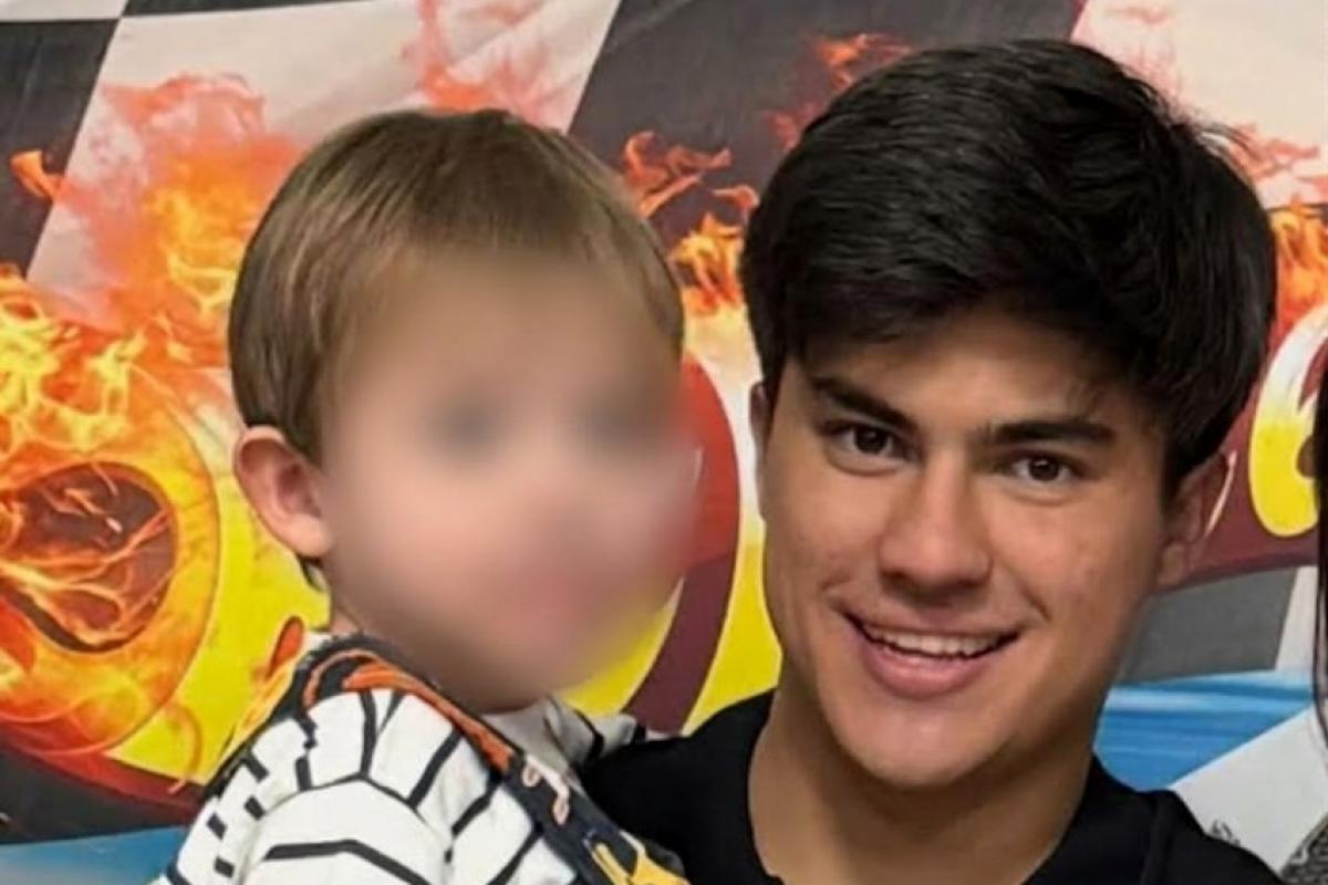 Bruno Hashimura ao lado do filhinho