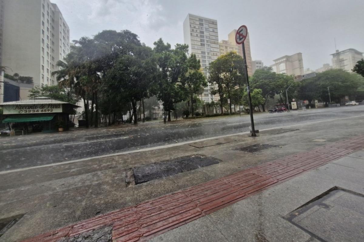 Sexta-feira terá neblina pela manhã, tempo abafado e possibilidade de temporais isolados na RMC.