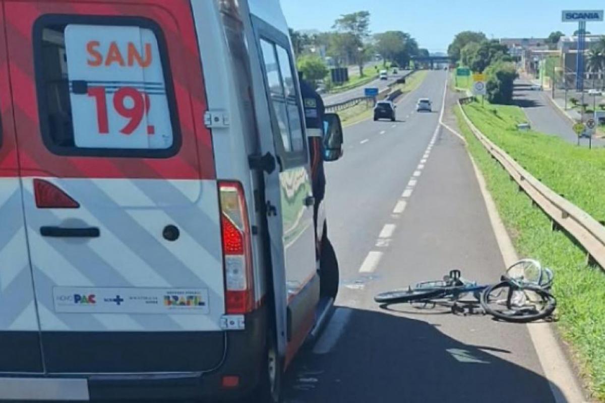 Vítima foi projetada contra uma HR-V parada na alça de acesso, em Araçatuba; motorista do caminhão deixou o local sem prestar socorro.
