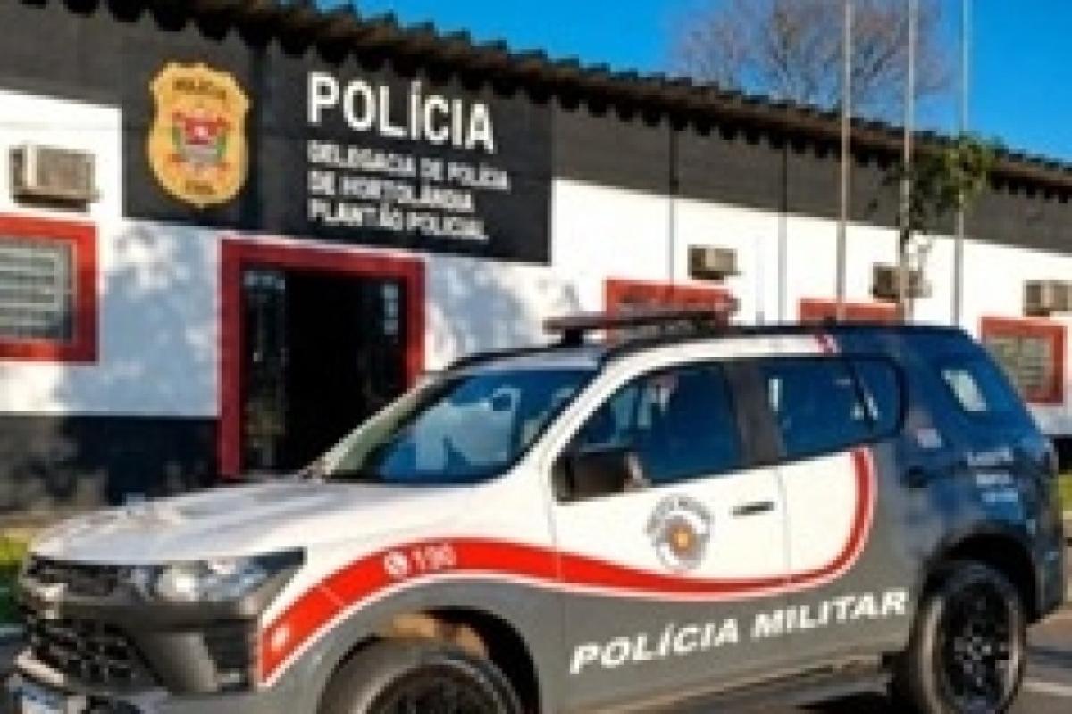 Suspeito de 33 anos teria reagido à abordagem policial e foi detido com duas facas na cintura.