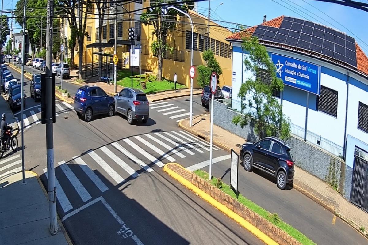 Motorista desrespeita semáforo e provoca colisão em Botucatu