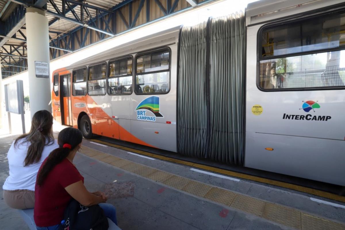 Motoristas da VB recolheram parte da frota nesta quinta-feira (22) após atraso no adiantamento salarial; circulação já foi restabelecida.