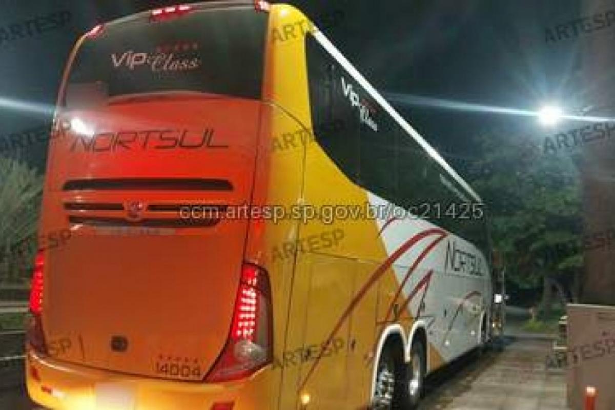 Ônibus era ocupado por 17 passageiros; ninguém ficou ferido no acidente