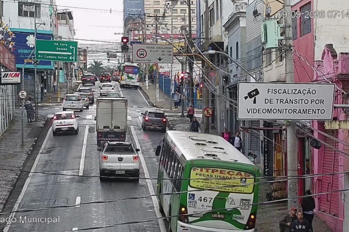 Fiscalização remota registra aumento de 85% nas irregularidades em 2026; transposição de pista e invasão de faixas de ônibus lideram ranking.
