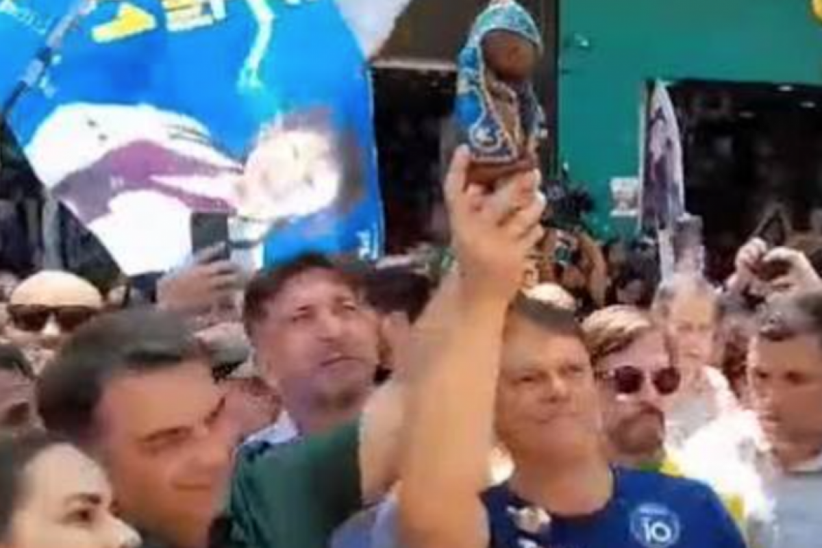 A desinformação da vez prega que Flávio Bolsonaro (PL) quer resgatar um projeto de lei para remover a santa do posto de padroeira do Brasil.