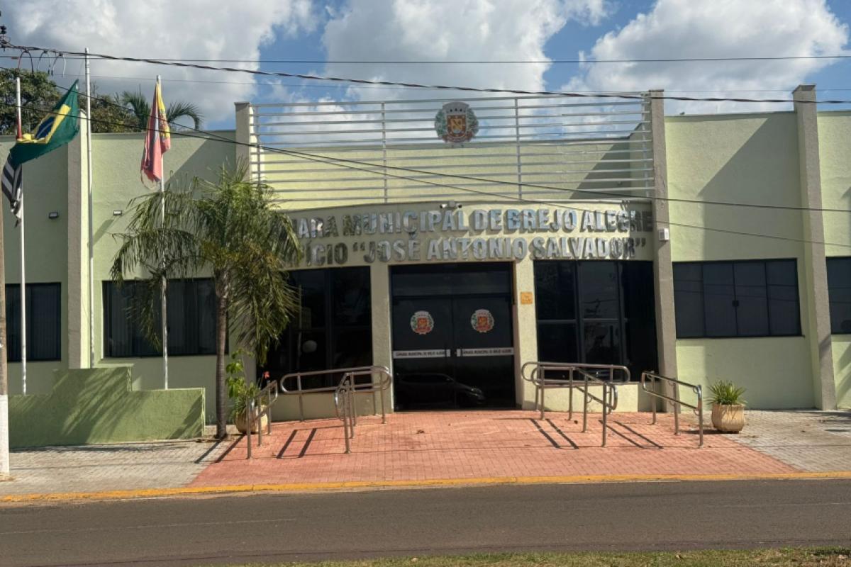 Projeto do prefeito Adriano Bonilha foi rejeitado em duas votações na quinta-feira (8); vereadores também questionam gastos com horas extras de servidores