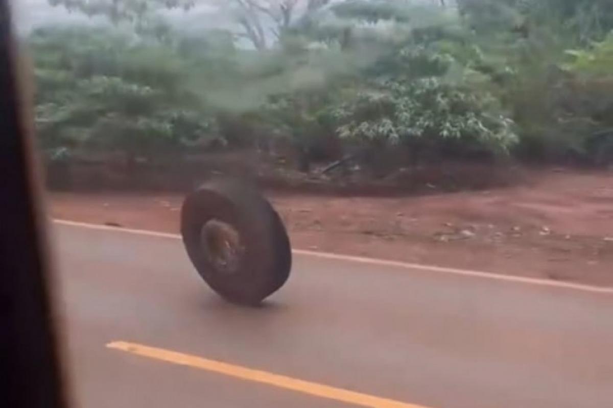 Aluna filmou momento em que a roda de soltou do ônibus e 'passeou' pela rodovia
