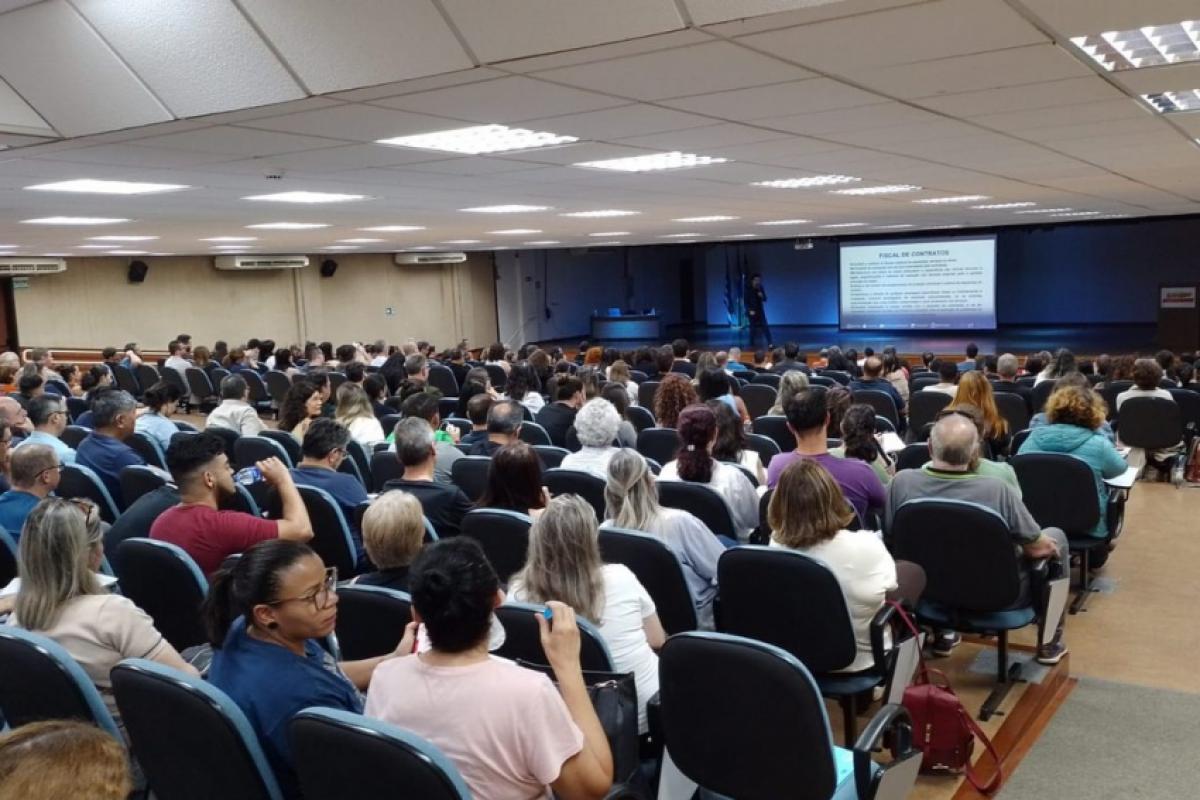 A formação aborda a aplicação da Lei Federal nº 14.133/2021, que estabelece regras para licitações e contratos administrativos