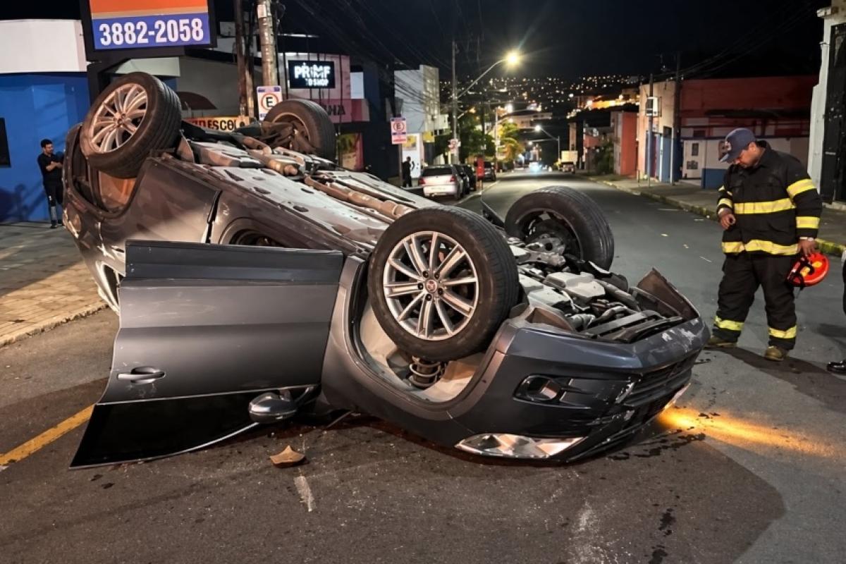 VW Tiguan capotado na Rua Major Mateus, na Vila dos Lavradores, em Botucatu.