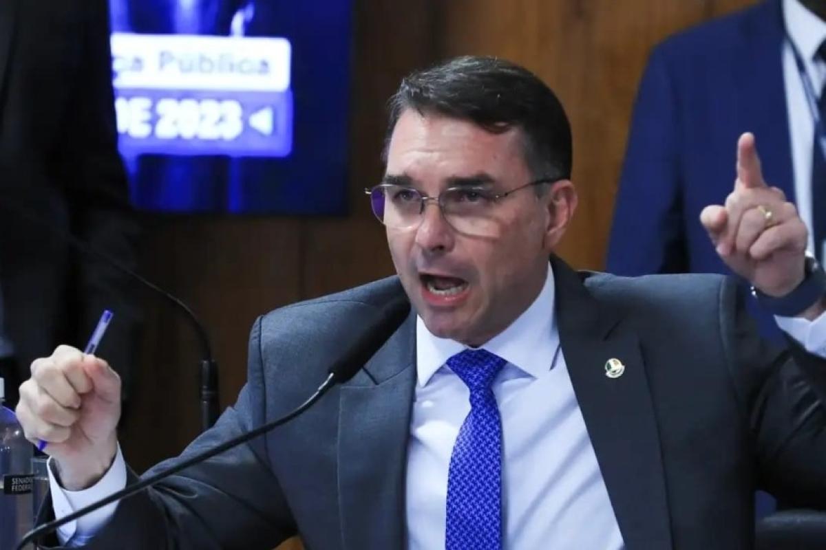 Flávio Bolsonaro recuou após se declarar 'presidente eleito'
