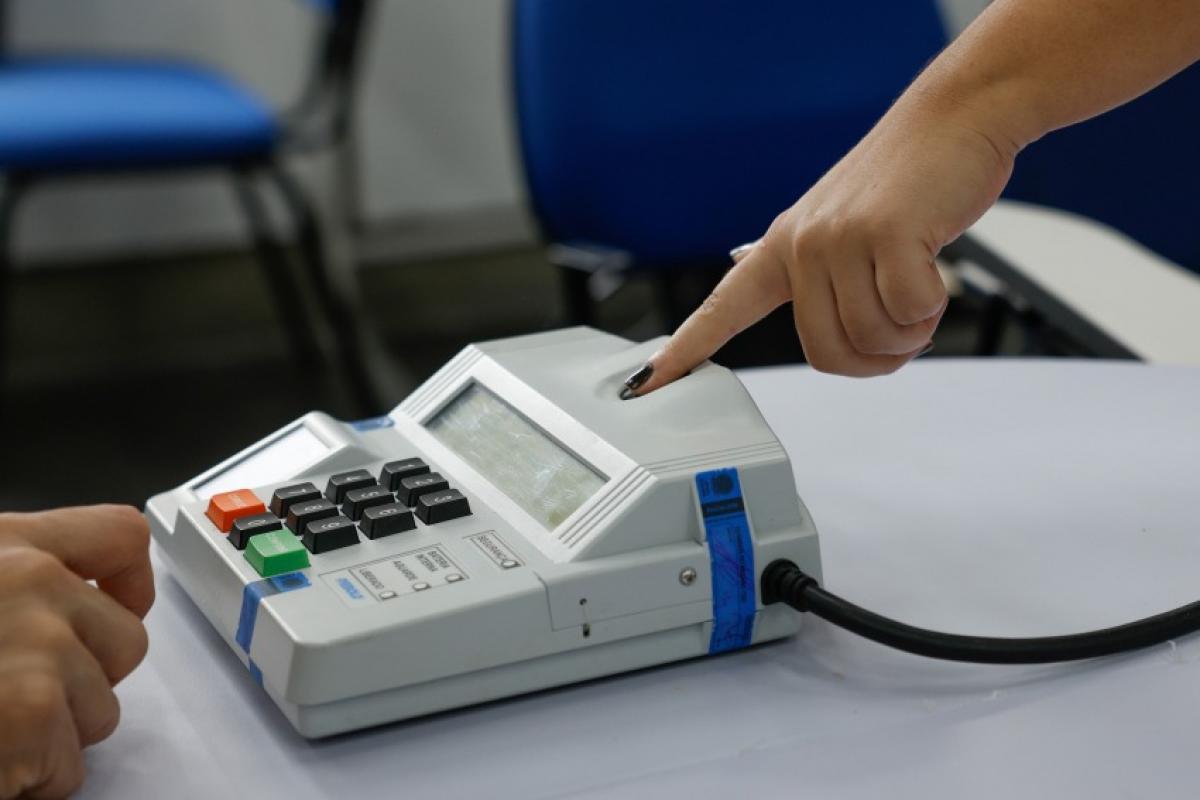 Os mais de 150 milhões de eleitores brasileiros se preparam para comparecer às urnas mais uma no próximo dia 25