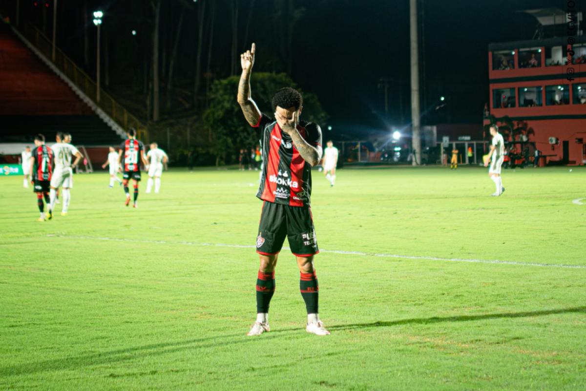 Matheuzinho fez dois dos quatro gols do Vitória