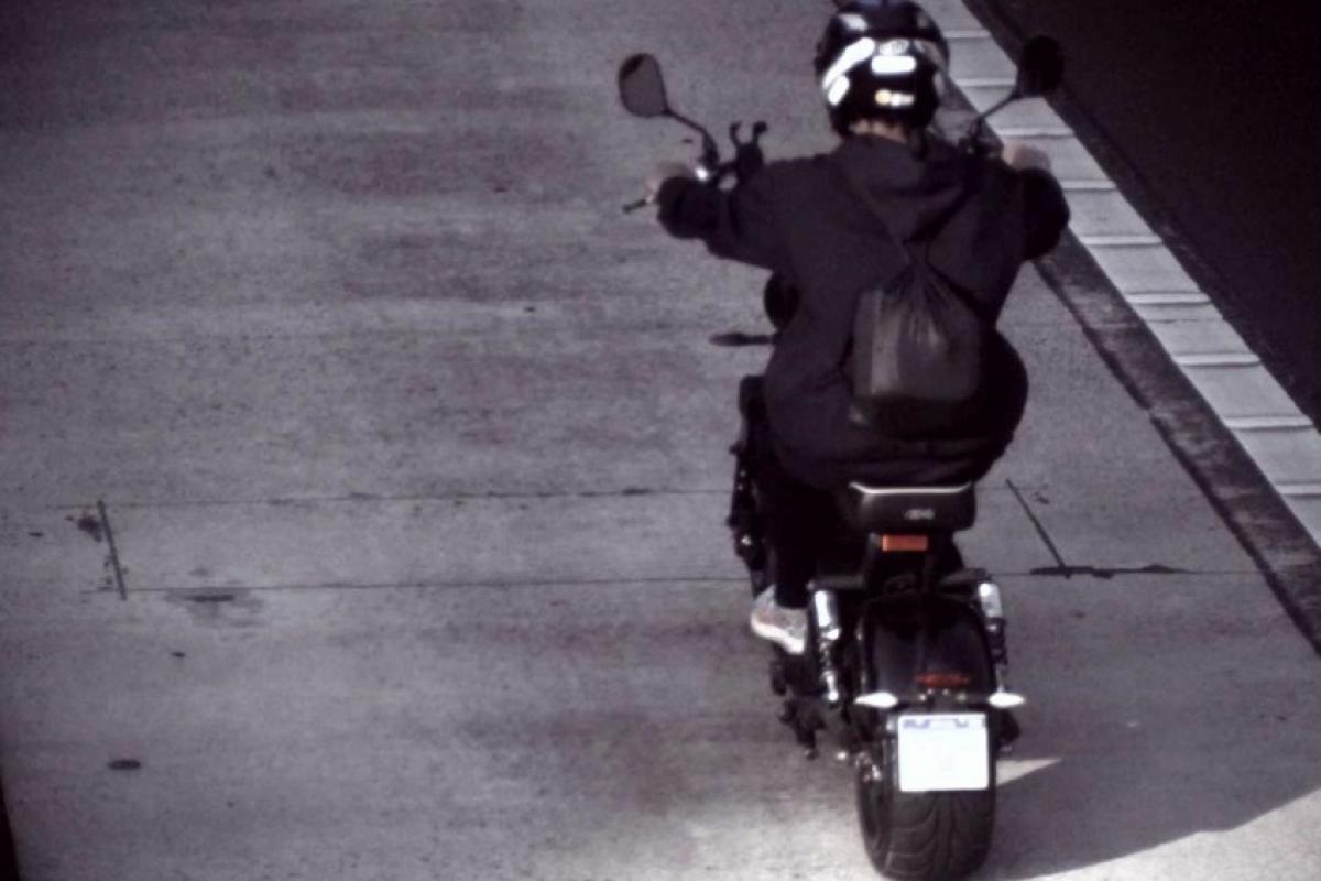 Equipamentos limitados a 32 km/h são registrados em alta velocidade e avançando sinais vermelhos; falta de placas dificulta aplicação de multas.