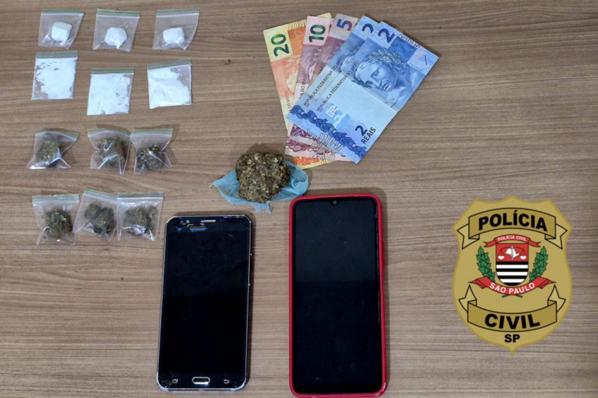 Durante o cumprimento do mandado, as equipes encontraram com a dupla porções de maconha e cocaína, R$ 39 em dinheiro, dois celulares e uma bolsa.