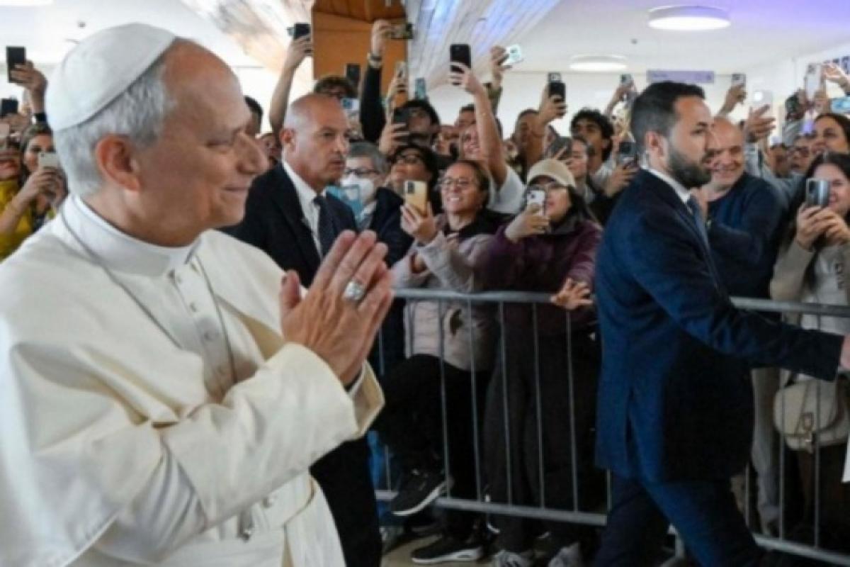 Uma multidão aguardava o Papa Leão XIV na chegada ao Hospital Agostino Gemelli 