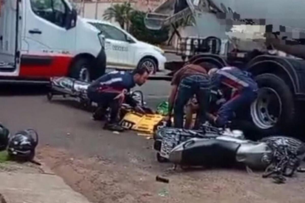 Mulher ficou ferida ao bater a moto contra um caminhão de concreto no bairro Rosele; vítima foi socorrida pelo Samu