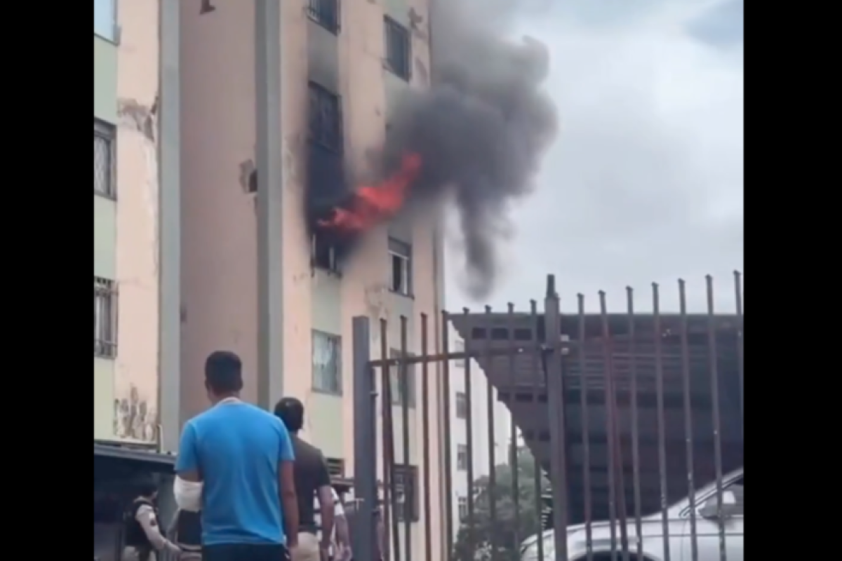 Segundo o Corpo de Bombeiros, a moradora relatou que o equipamento estava ligado no momento em que o fogo começou.